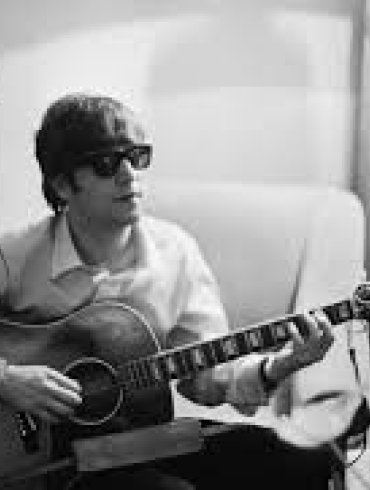 Violão de John Lennon em “Help”, perdido por 50 anos, vai a leilão por valor milionário